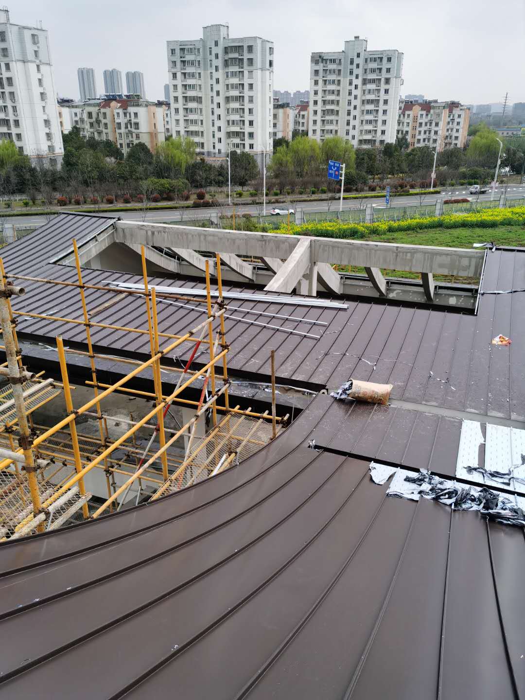 廠家定（dìng）製別墅住宅（zhái）0.9mm65-420/430型鋁鎂錳屋麵板 鋁（lǚ）鎂錳板3004