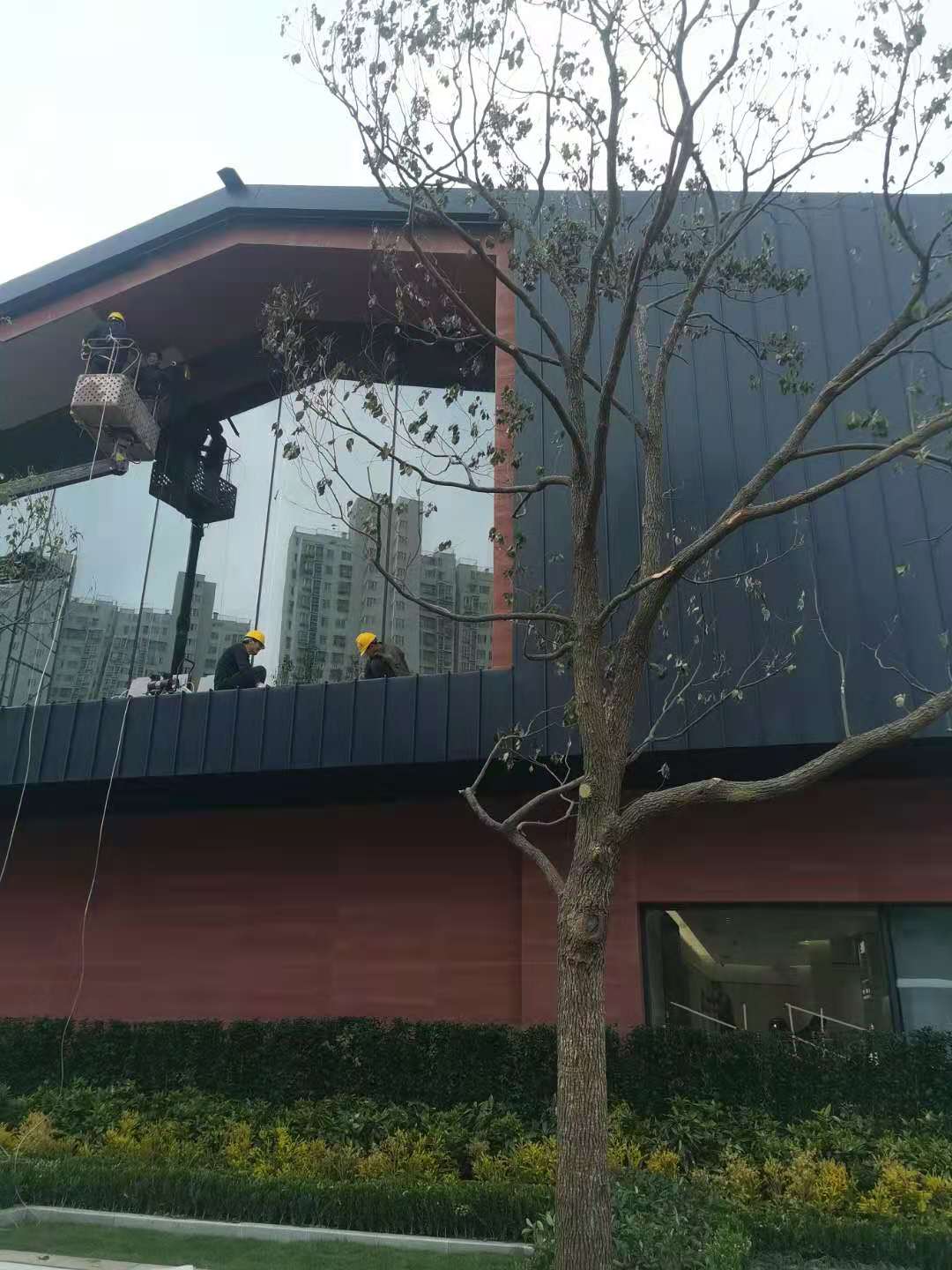 鈦鋅板屋麵生產廠家 鈦鋅板牆麵異形施（shī）工深化現場（chǎng）製作（zuò）實力廠家